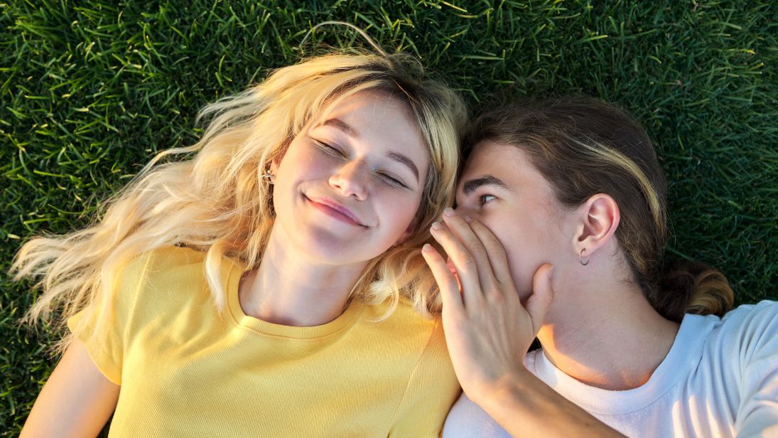 Die erste Liebe gehört zu den aufregendsten Erfahrungen der Jugend – voller Kribbeln, Nähe und neuer Gefühle. © Valerii Honcharuk und Good Studio/Adobe Stock